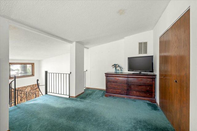 5530 E Bavarian Pass, Fridley, MN 55432