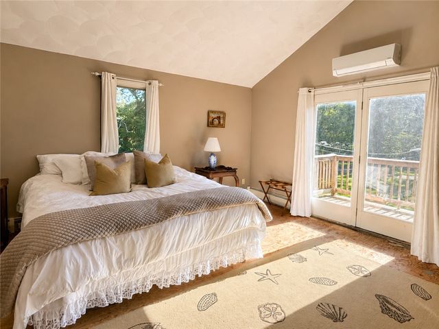 027 Sunset Hill Avenue, Portsmouth, RI 02872