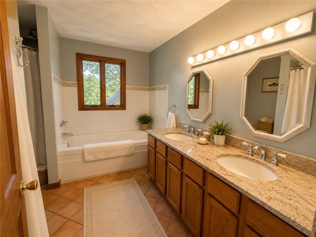 027 Sunset Hill Avenue, Portsmouth, RI 02872