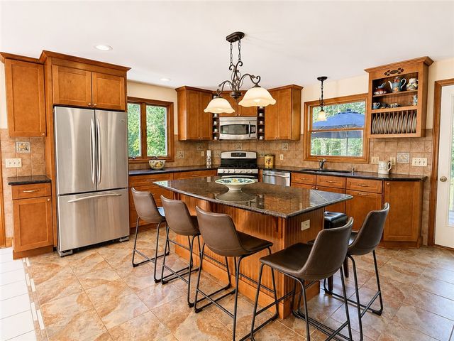 027 Sunset Hill Avenue, Portsmouth, RI 02872