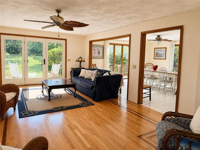 027 Sunset Hill Avenue, Portsmouth, RI 02872