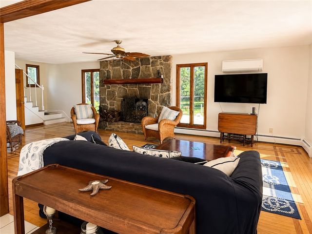 027 Sunset Hill Avenue, Portsmouth, RI 02872