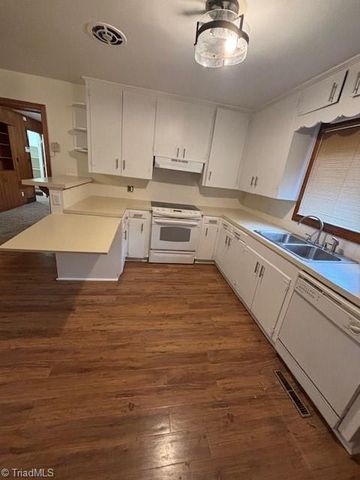 4621 Shattalon Drive, Winston-salem, NC 27106