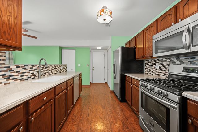 1572 Victoria Park Circle, Aurora, IL 60504