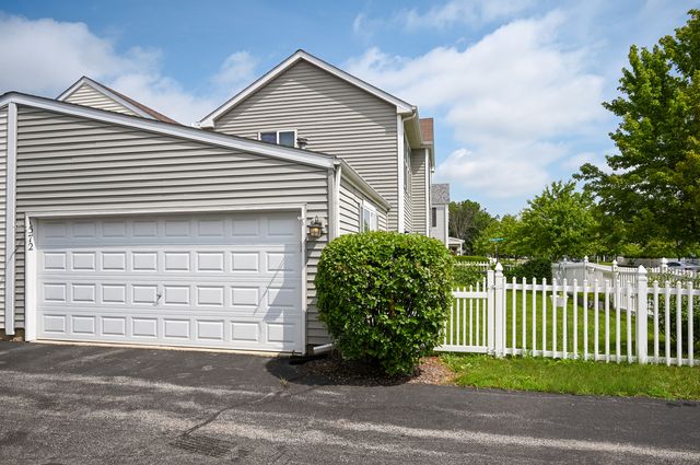 1572 Victoria Park Circle, Aurora, IL 60504