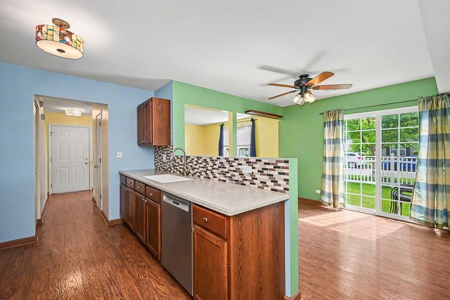 1572 Victoria Park Circle, Aurora, IL 60504