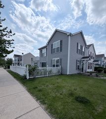1572 Victoria Park Circle, Aurora, IL 60504