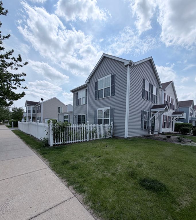 1572 Victoria Park Circle, Aurora, IL 60504