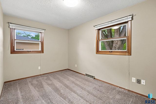 6812 W 6th St Street, Sioux Falls, SD 57107