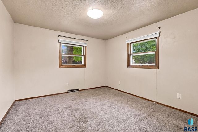 6812 W 6th St Street, Sioux Falls, SD 57107