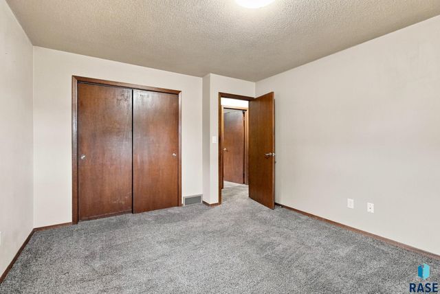 6812 W 6th St Street, Sioux Falls, SD 57107