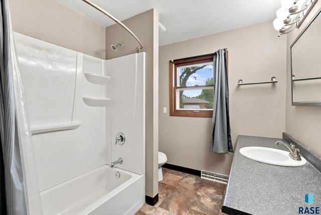 6812 W 6th St Street, Sioux Falls, SD 57107