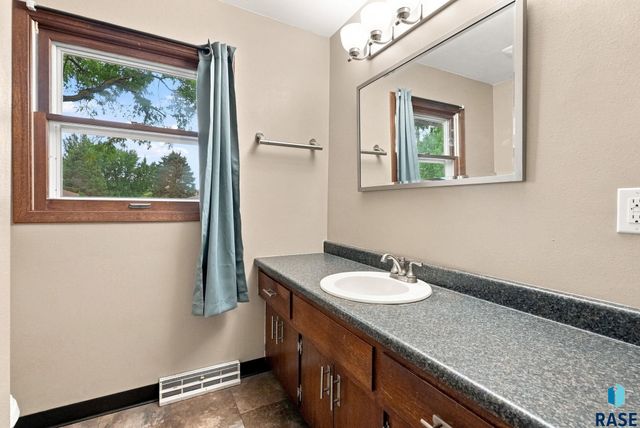 6812 W 6th St Street, Sioux Falls, SD 57107