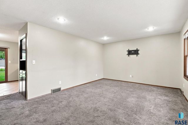 6812 W 6th St Street, Sioux Falls, SD 57107