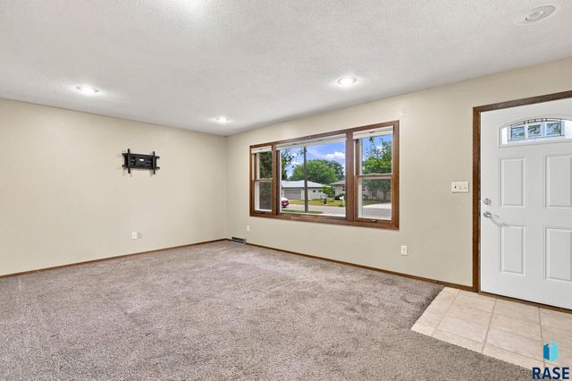 6812 W 6th St Street, Sioux Falls, SD 57107