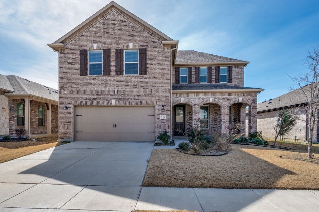 916 Waggoner Drive, Aubrey, TX 76227