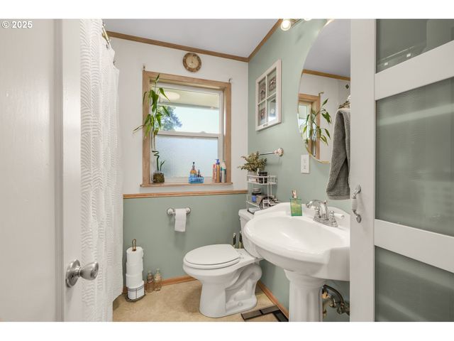 1525 E 2ND St, Newberg, OR 97132