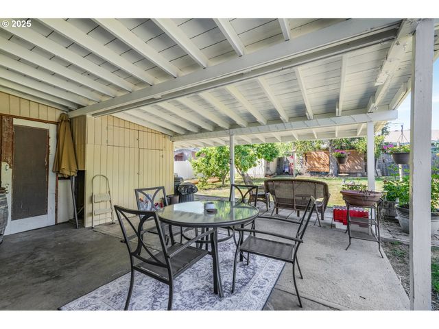 1525 E 2ND St, Newberg, OR 97132
