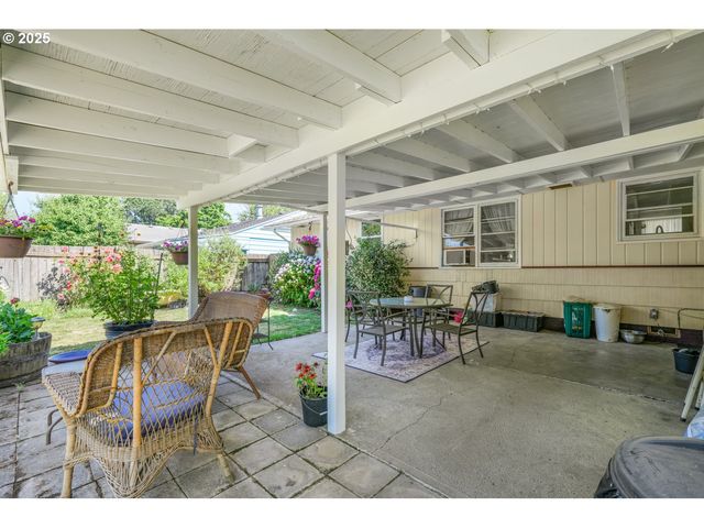 1525 E 2ND St, Newberg, OR 97132
