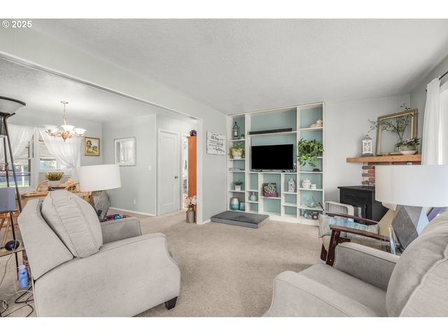 1525 E 2ND St, Newberg, OR 97132