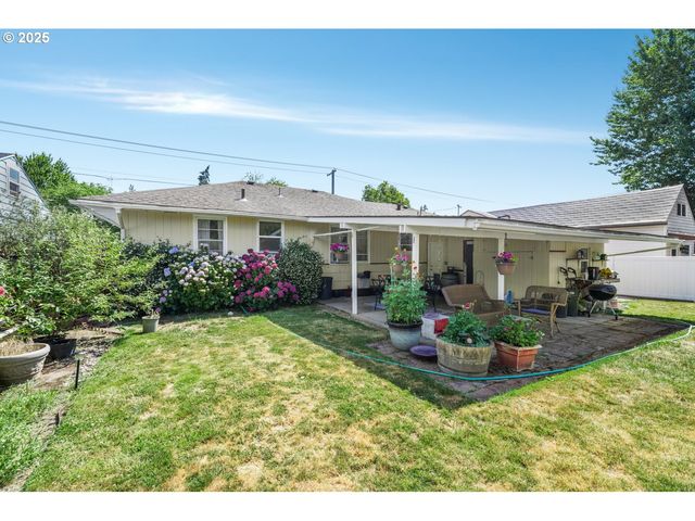 1525 E 2ND St, Newberg, OR 97132
