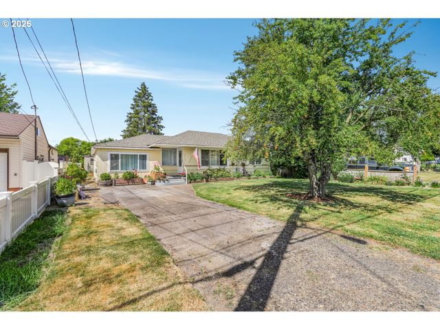 1525 E 2ND St, Newberg, OR 97132