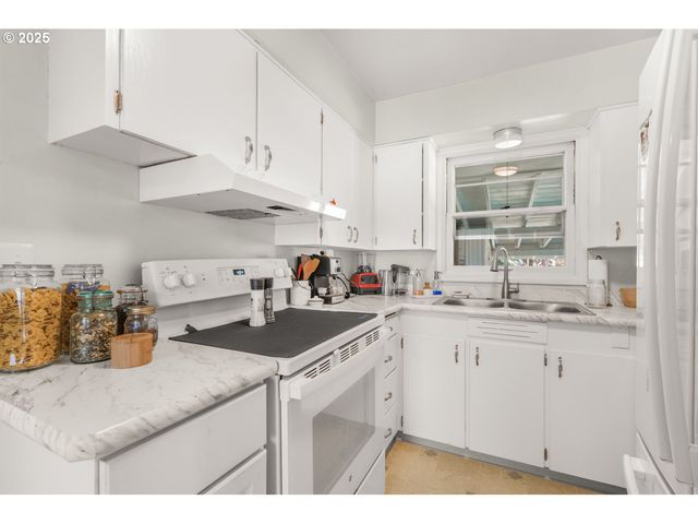1525 E 2ND St, Newberg, OR 97132