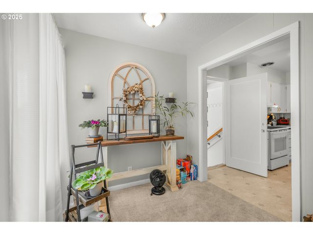 1525 E 2ND St, Newberg, OR 97132