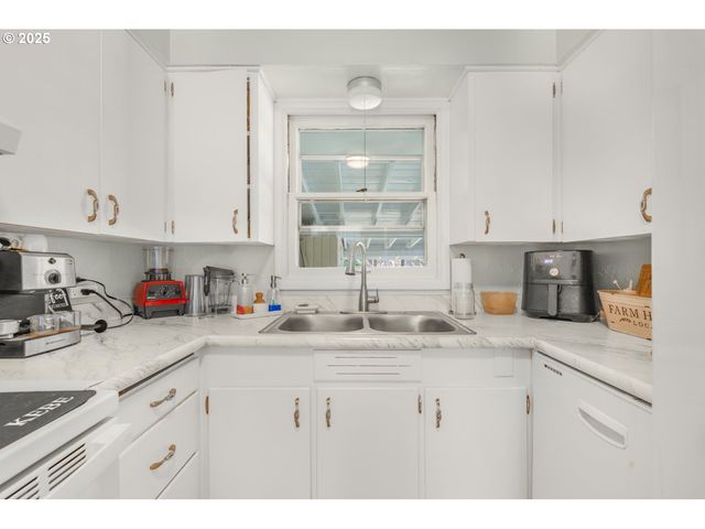 1525 E 2ND St, Newberg, OR 97132