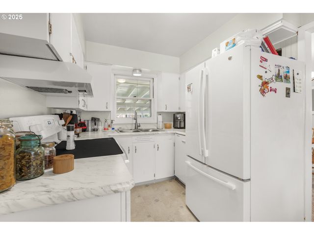 1525 E 2ND St, Newberg, OR 97132