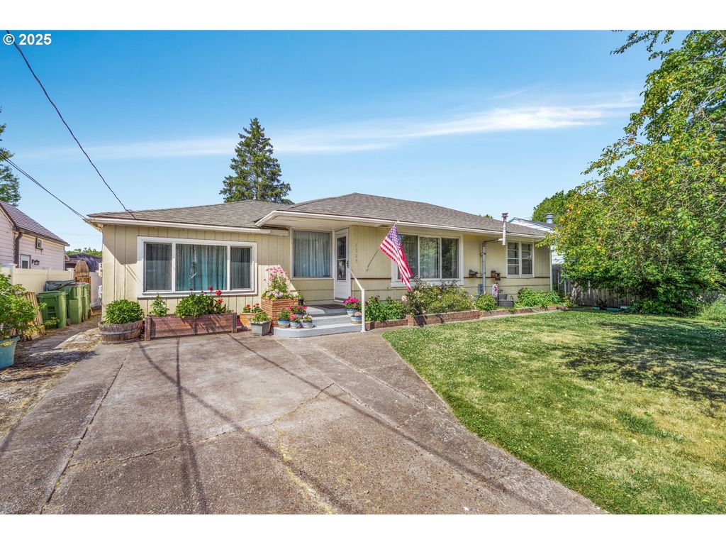 1525 E 2ND St, Newberg, OR 97132