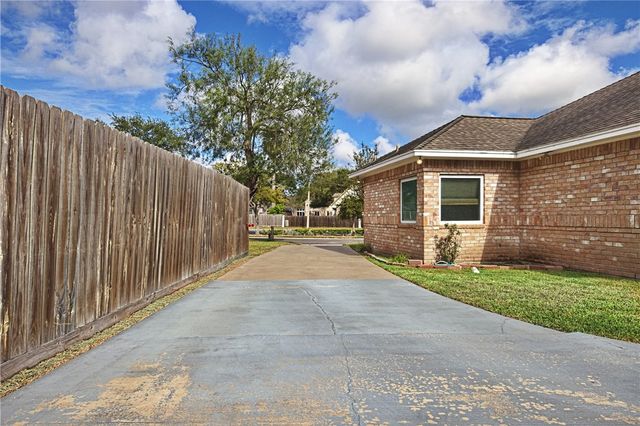 7725 LAKE BAYKAL Dr, Corpus Christi, TX 78414
