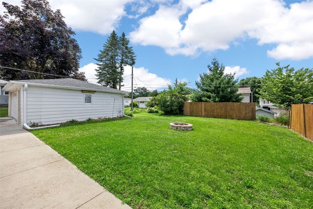 1805 Country Club Drive, Marion, IA 52302