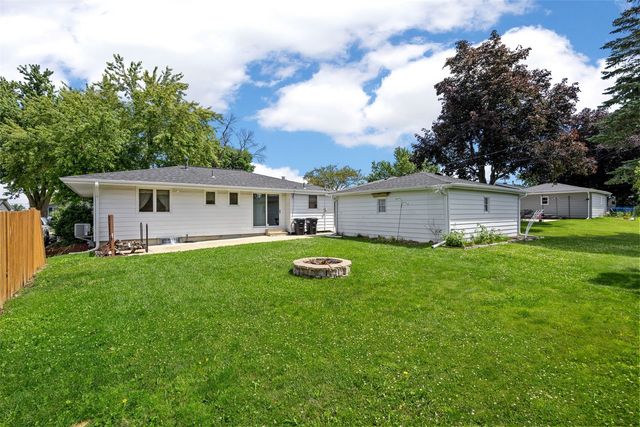 1805 Country Club Drive, Marion, IA 52302