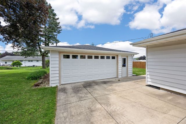 1805 Country Club Drive, Marion, IA 52302