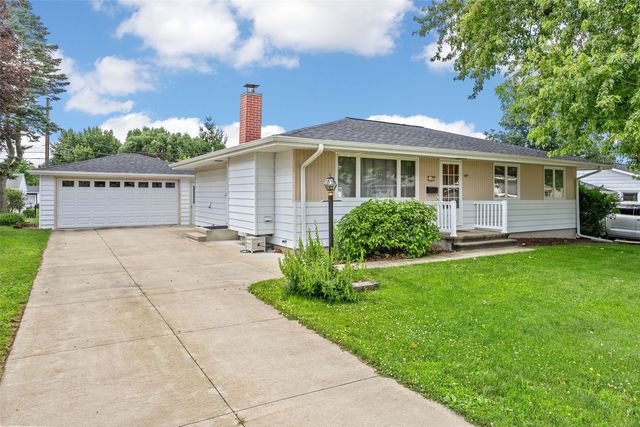 1805 Country Club Drive, Marion, IA 52302