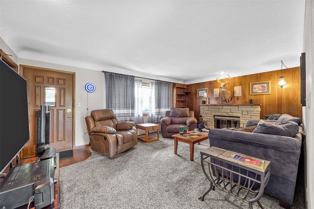 1805 Country Club Drive, Marion, IA 52302