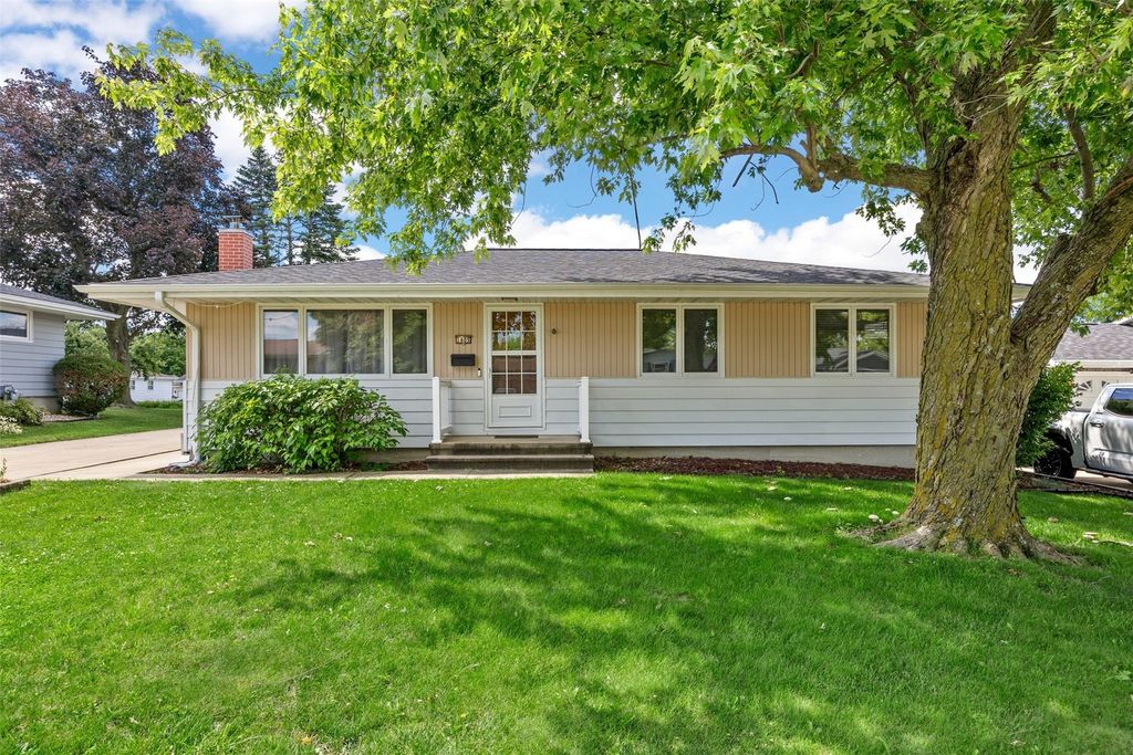 1805 Country Club Drive, Marion, IA 52302
