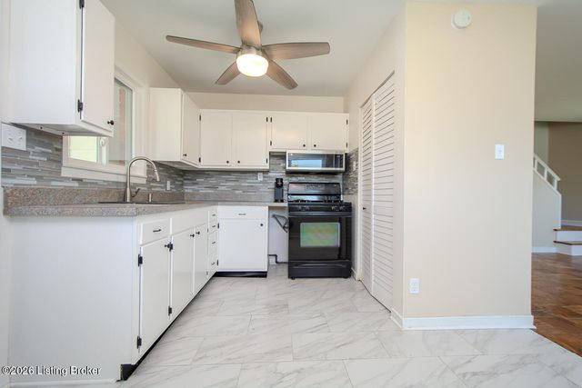 3143 Commander Dr, Louisville, KY 40220