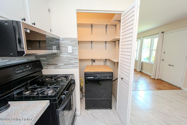 3143 Commander Dr, Louisville, KY 40220