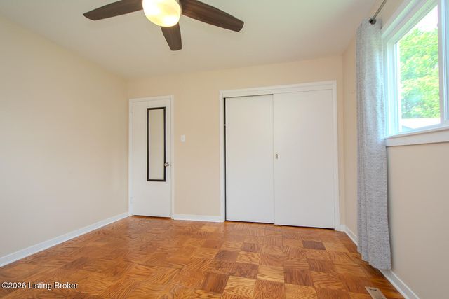 3143 Commander Dr, Louisville, KY 40220