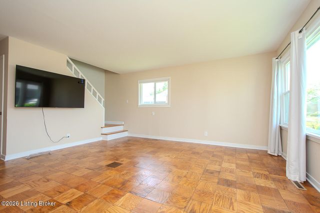 3143 Commander Dr, Louisville, KY 40220