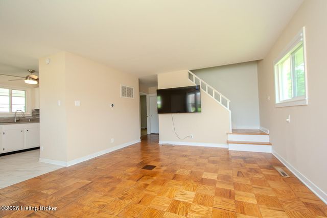 3143 Commander Dr, Louisville, KY 40220