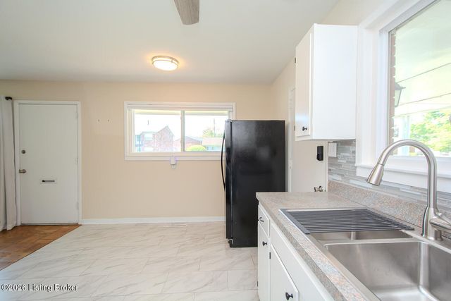 3143 Commander Dr, Louisville, KY 40220