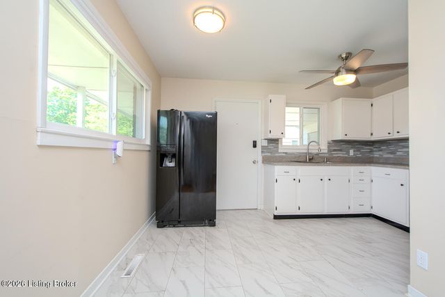 3143 Commander Dr, Louisville, KY 40220