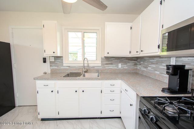 3143 Commander Dr, Louisville, KY 40220