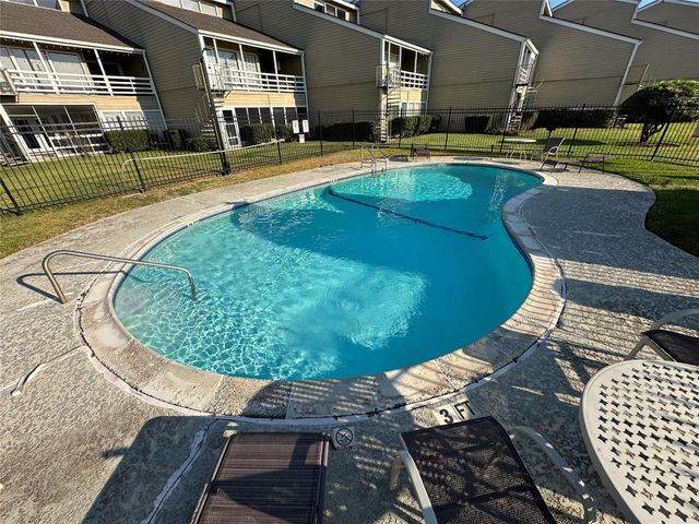 30 April Point Drive S, Conroe, TX 77356