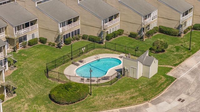 30 April Point Drive S, Conroe, TX 77356