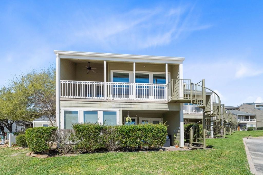 30 April Point Drive S, Conroe, TX 77356