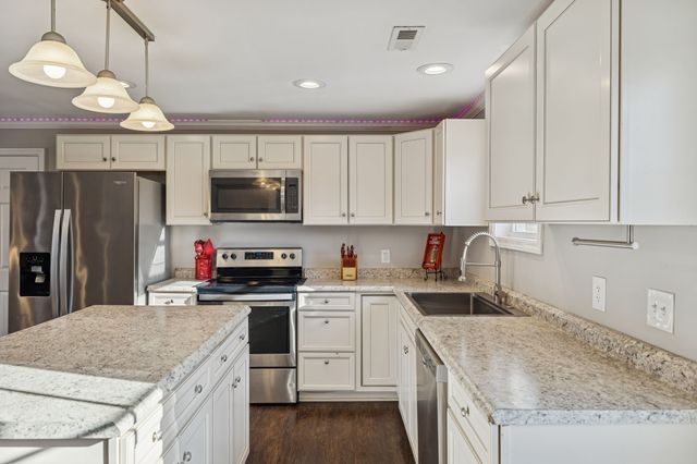 411 Purtle Rd, Lafayette, TN 37083